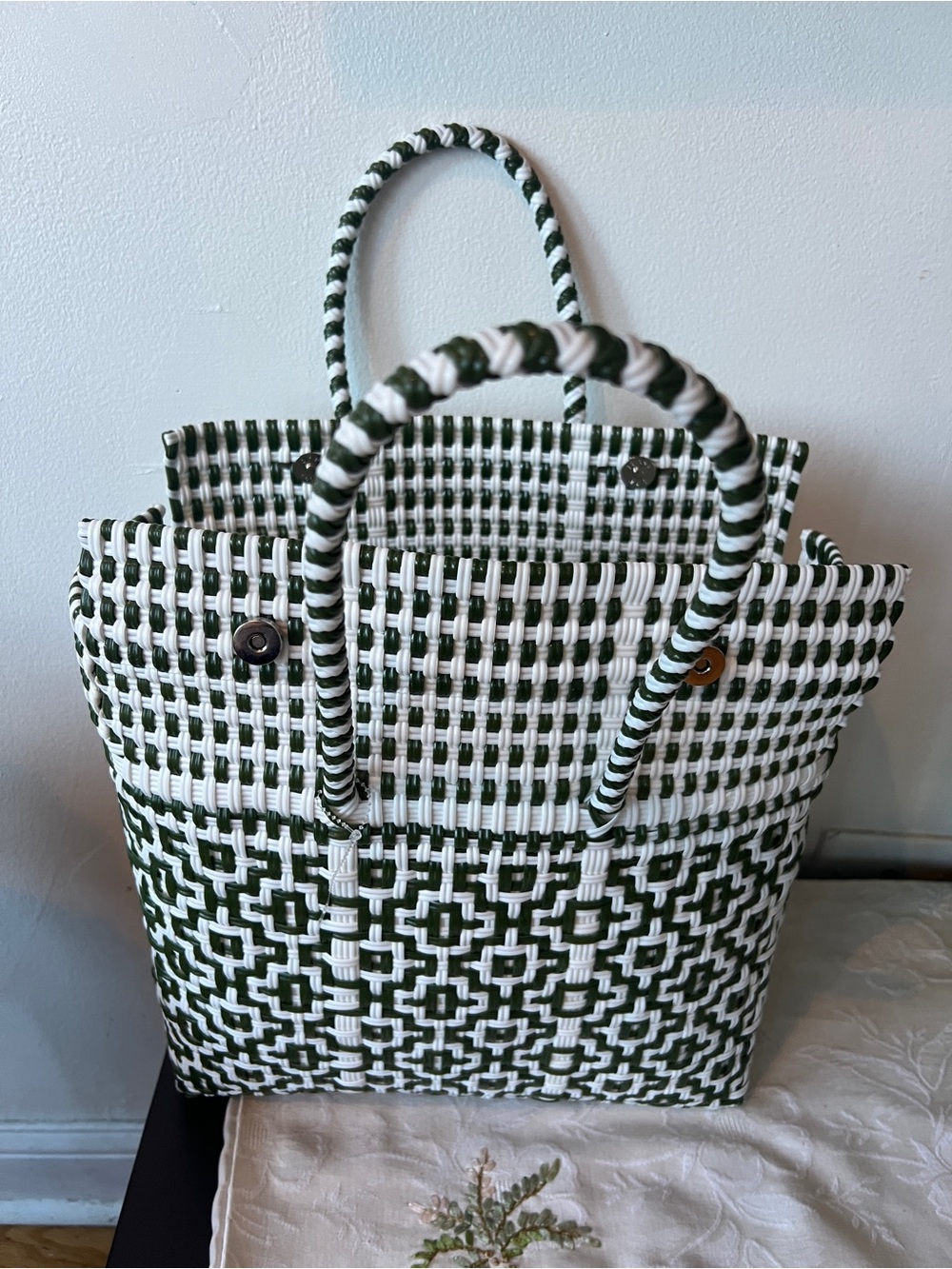 Woven Green and White Tote Bag with Tassel By Valerosa - Picture 3 of 8